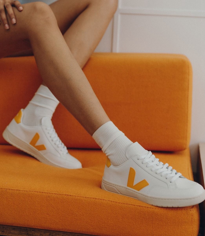 White Veja Leather Ouro Men's V-12 | YVNOJ-0412